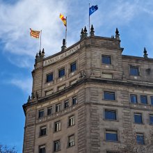 A tenger felé dőlő város